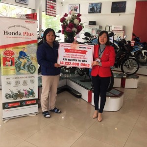 TRao giải Honda Plus cho khách hàng Nguyễn Thị Liên