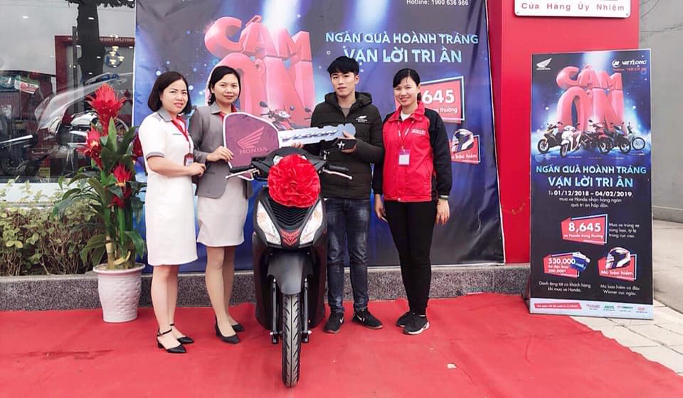 Ngày 30/01/2019, Trao giải cho khách hàng số 36 khi tham gia chương trình khuyến mại “NGÀN QUÀ HOÀNH TRÁNG, VẠN LỜI TRI ÂN”