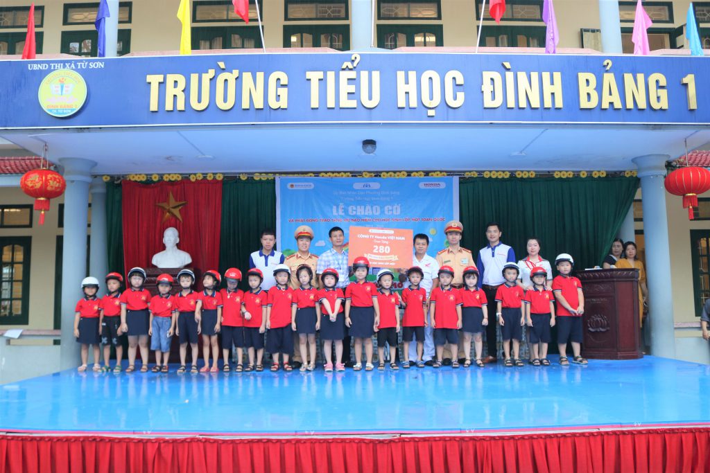 CHƯƠNG TRÌNH TRAO TẶNG MŨ BẢO HIỂM CHO HỌC SINH LỚP 1 & TẬP HUẤN KIẾN THỨC AN TOÀN GIAO THÔNG VÀ KỸ NĂNG LÁI XE AN TOÀN